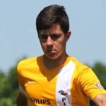 Stefano Paolina on the field in a yellow Pittsburgh kit