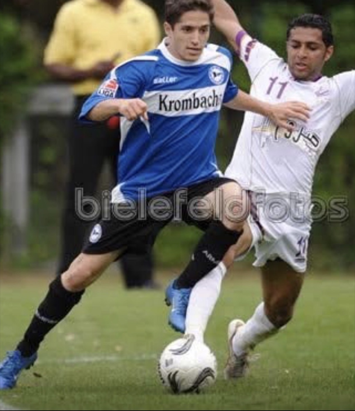 Matt Dallman shielding the ball for Arminia Bielefeld